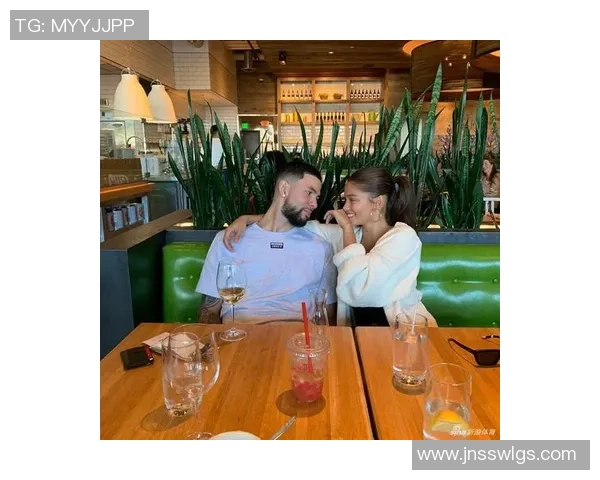 荷兰足球明星与女友甜蜜瞬间曝光引发粉丝热议 荷兰足球明星与女友甜蜜瞬间曝光引发粉丝热议