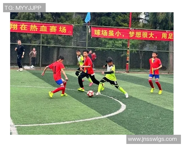 足球明星情感丰富的多情种动作展现球场内外的魅力与风采